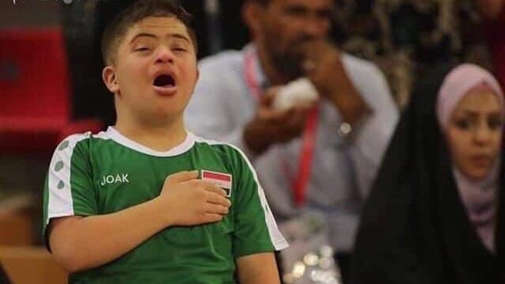 الطفل حسين يضرب ركلة بداية نهائي غرب آسيا