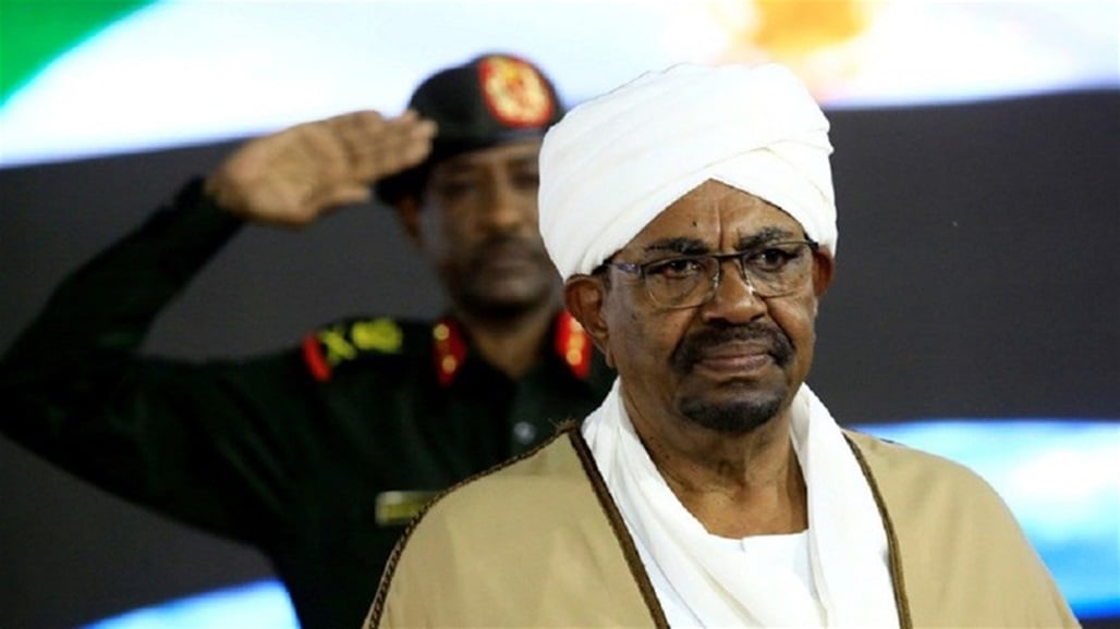 الصور الأولى للرئيس السوداني المخلوع عمر البشير من داخل المحكمة اليوم