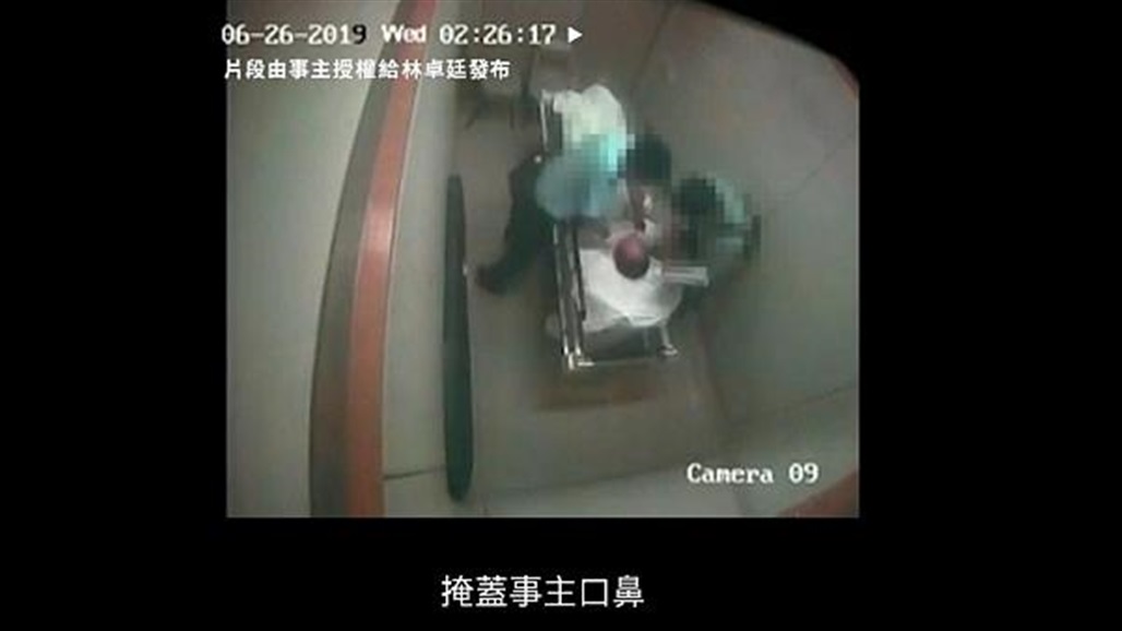 بالفيديو: شرطيان يضربان مريضا مقيدا بأحد مستشفيات هونغ كونغ
