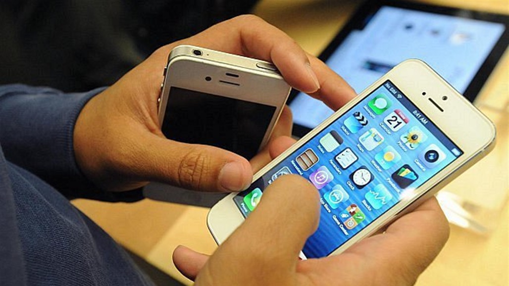 آفة استخدام الهواتف خلال العمل بالعراق.. مطالبات باصدار قرار حكومي