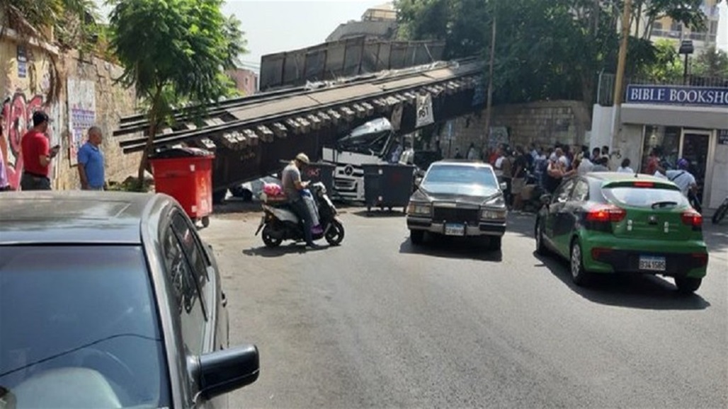 بالصور.. انهيار مروع لجسر الترامواي في لبنان 