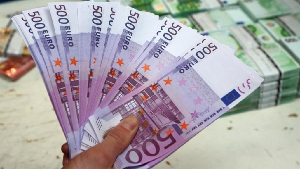 انخفاض سعر اليورو إلى أقل مستوى له في 28 شهراً