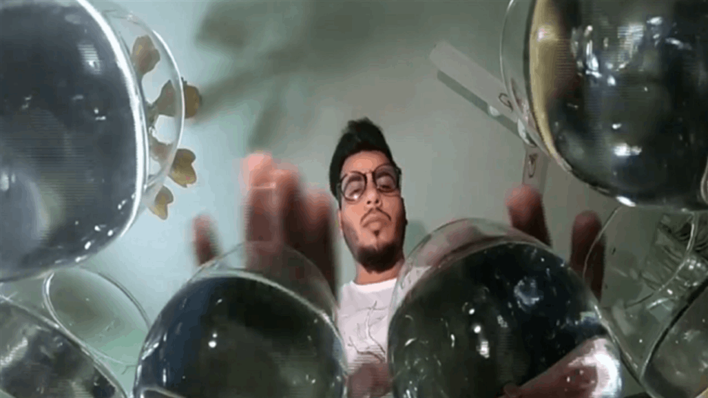 بالفيديو.. عراقي يعزف ألحاناً موسيقية مميزة على كؤوس المياه