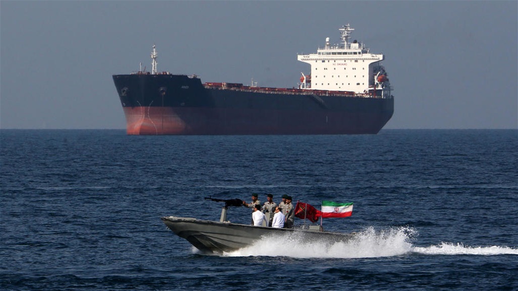 إيران تحتجز سفينة أجنبية في مياه الخليج