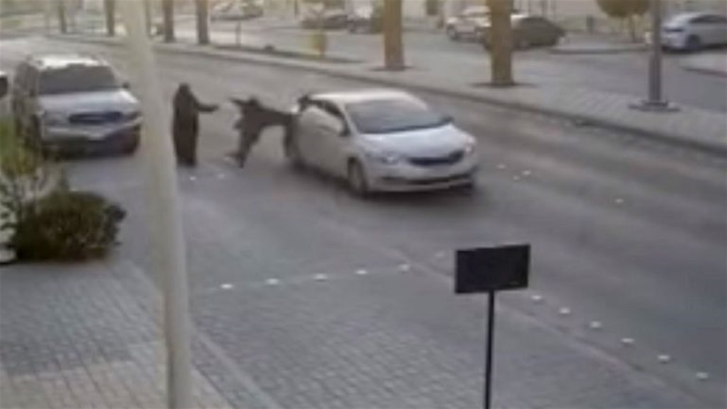فيديو أثار الغضب... شابين يسقطان مسنة أرضا أثناء سرقتها
