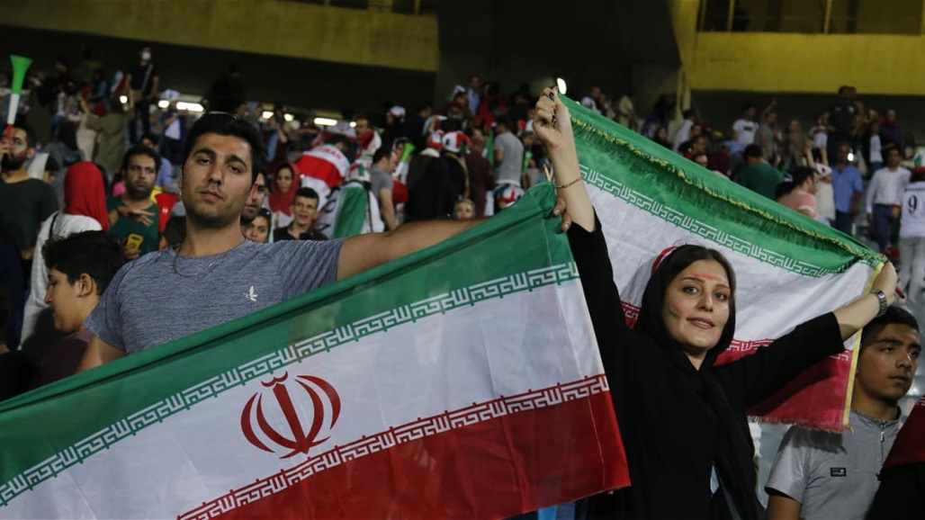 "فيفا" يطالب إيران بالسماح للنساء بالدخول لملاعب كرة القدم