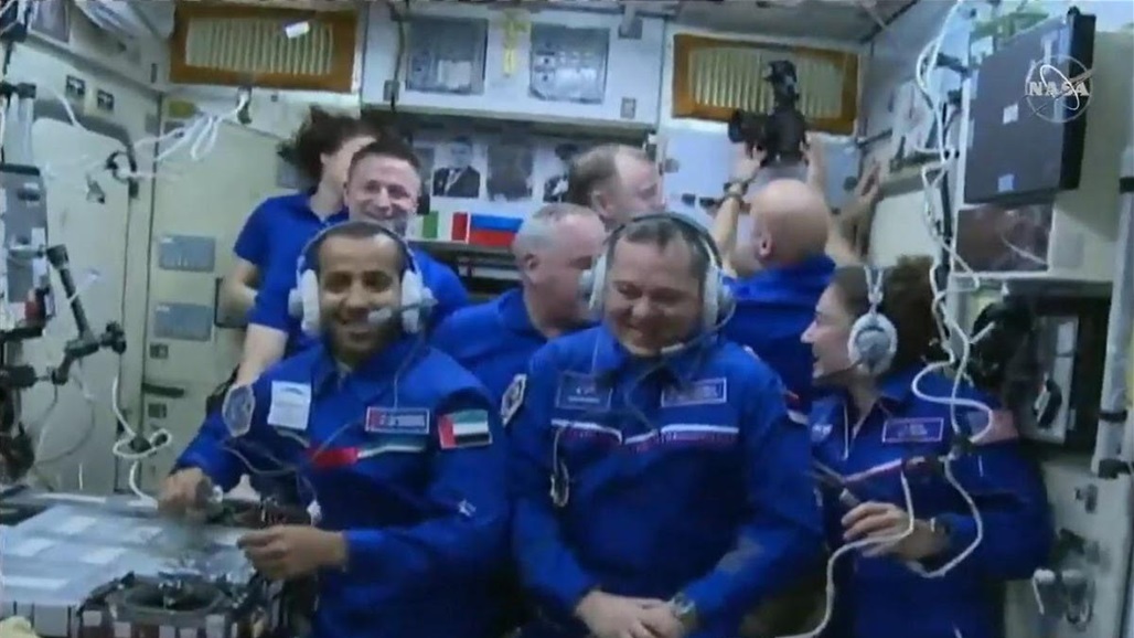 بالفيديو: أول مكالمة لـ هزاع المنصوري من محطة الفضاء الدولية