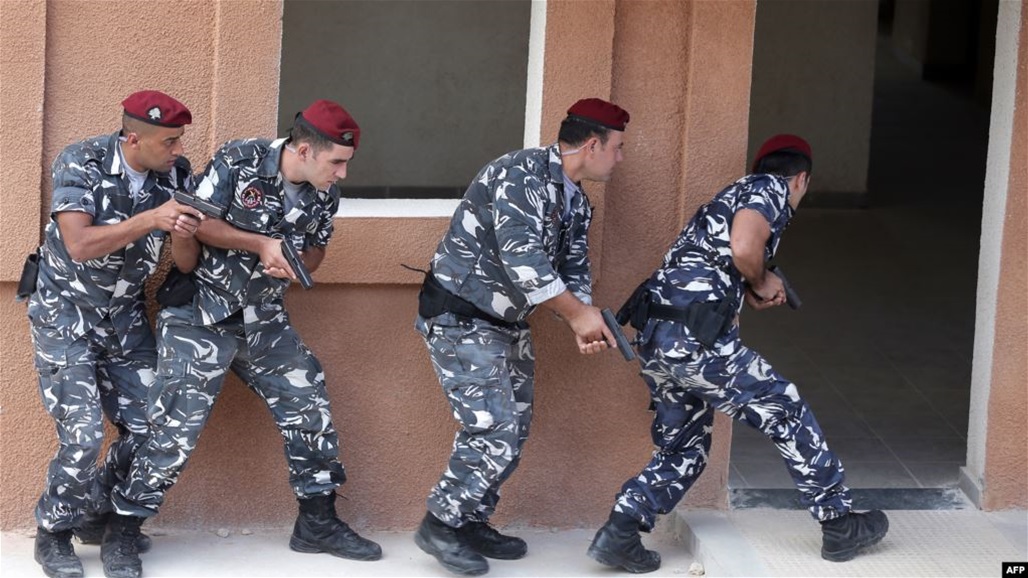 في لبنان... لماذا كبّل ابنته بسلاسل حديدية وضربها؟