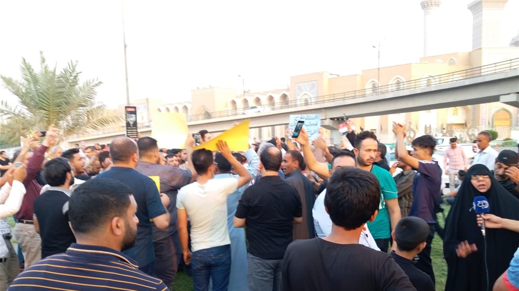 ناشطون نجفيون ينظمون وقفة احتجاجية تضامنا مع حملة الشهادات العليا