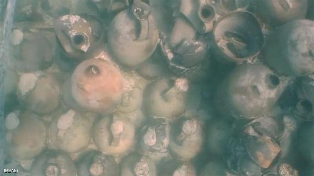 أكثر من 100 جرة سليمة في قاع البحر تعود لمئات السنين! (فيديو) 