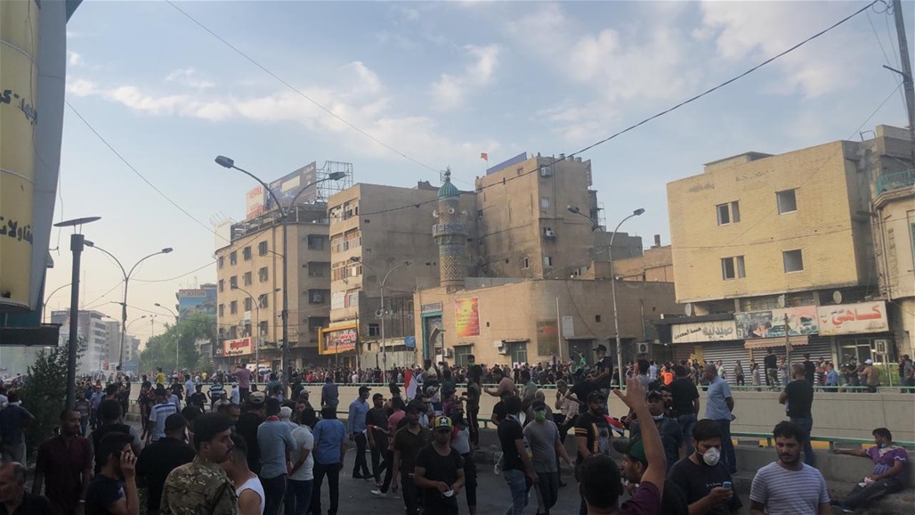 مصدر امني: تسجيل 40 اصابة في ساحة التحرير بينهم عناصر امن