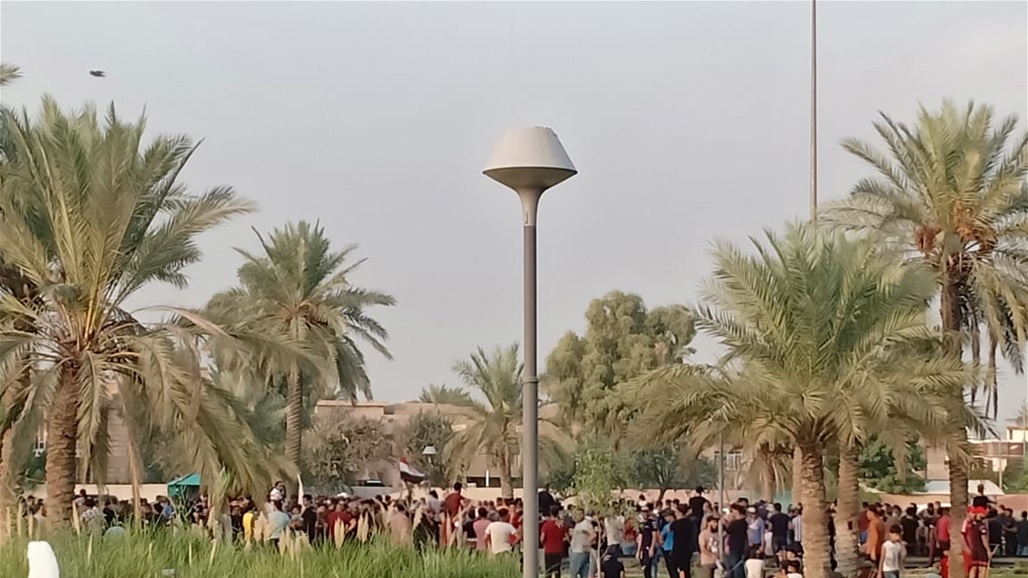 المئات يتظاهرون في شارع المطار غربي بغداد