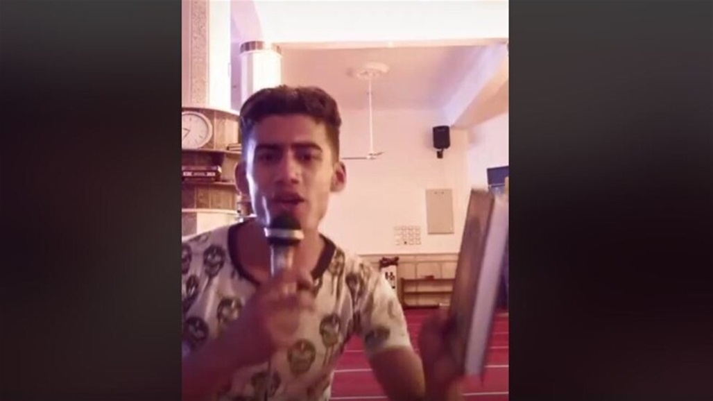 شاب يغني داخل مسجد ممسكا بالقرآن الكريم يثير غضبا واسعا!