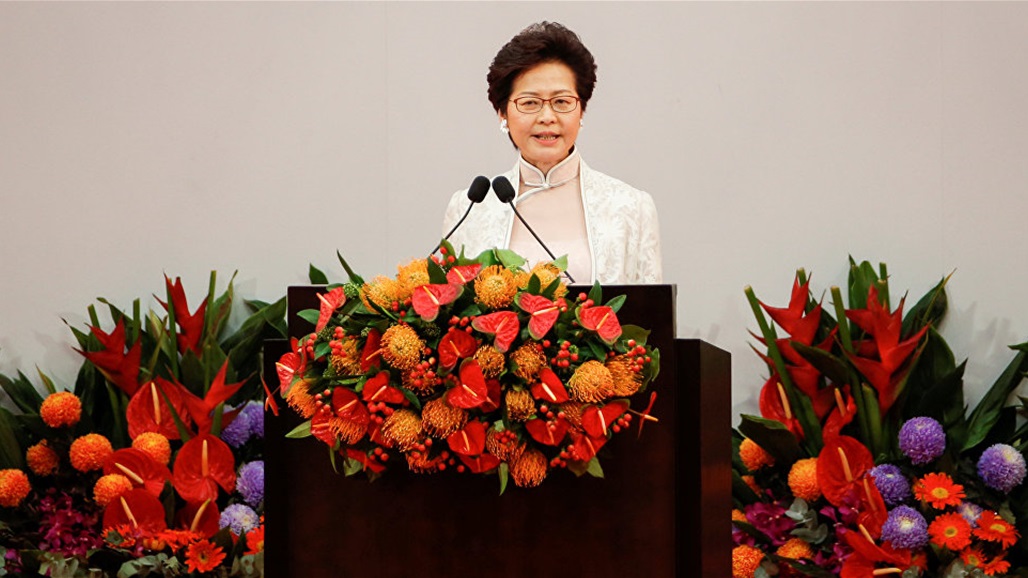 زعيمة هونغ كونغ تعلن حالة الطوارئ لإخماد العنف المتصاعد 