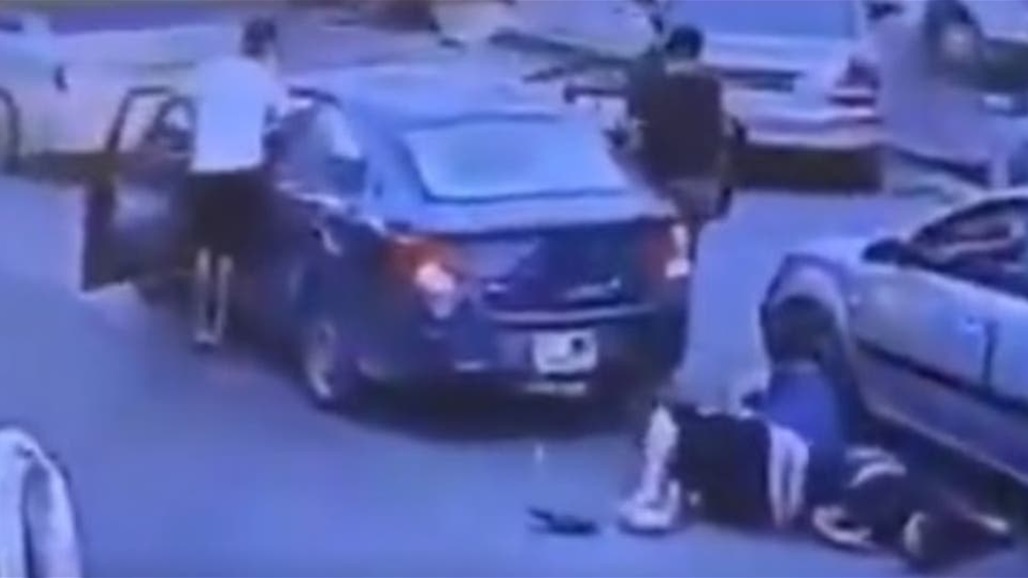 مسلحون يقتلون شابا أمام أعين المارة (فيديو)