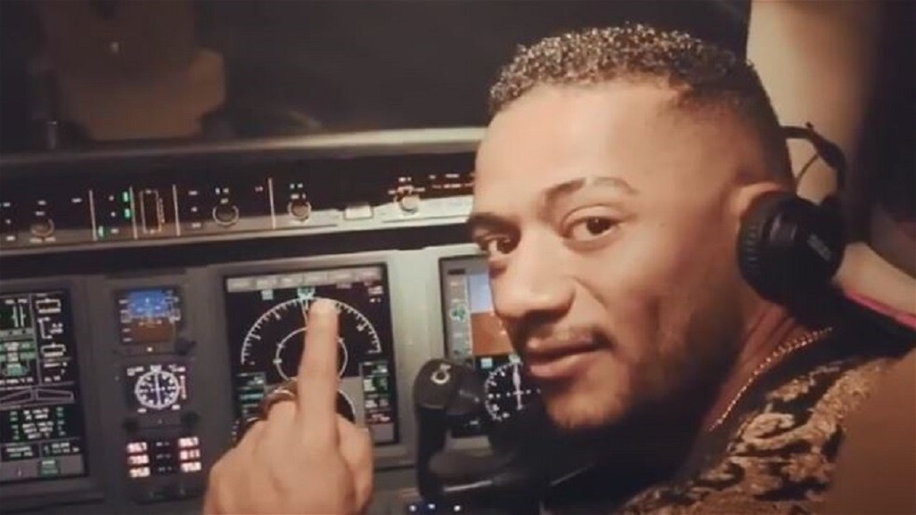 شاهد محمد رمضان يقود طائرة محملة بالركاب!