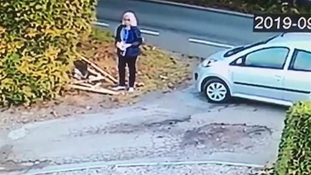 بالفيديو: سيارة فارغة تدهس صاحبتها