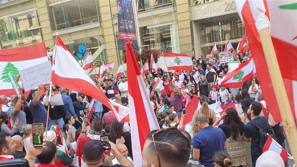 المحتجون اللبنانيون يتوافدون الى ساحة رياض الصلح 