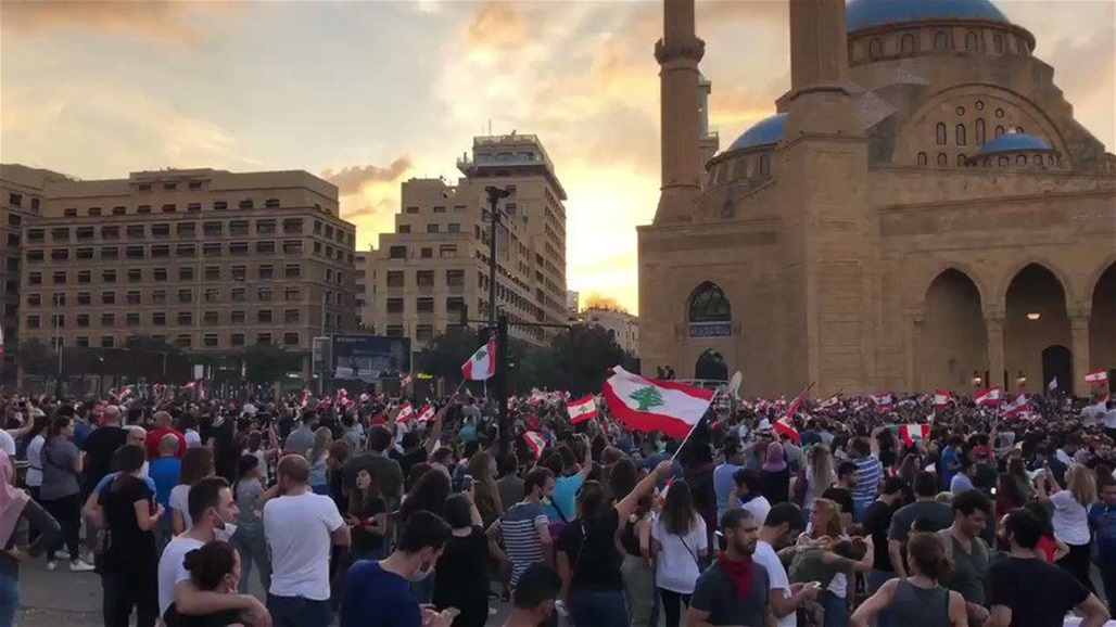المتظاهرون اللبنانيون يطالبون بفرض الضرائب على الأثرياء 