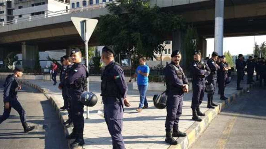 القبض على شخص عار يتجول بشوارع عمان "صورة"