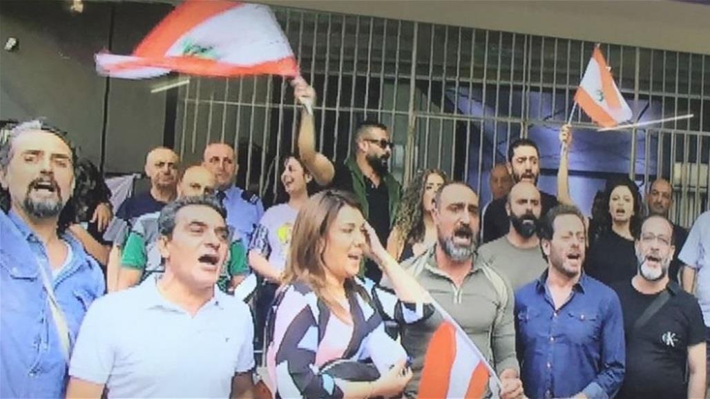 بالصور.. فنانون يعتصمون في مبنى "تلفزيون لبنان" لمنعه نقل التظاهرات