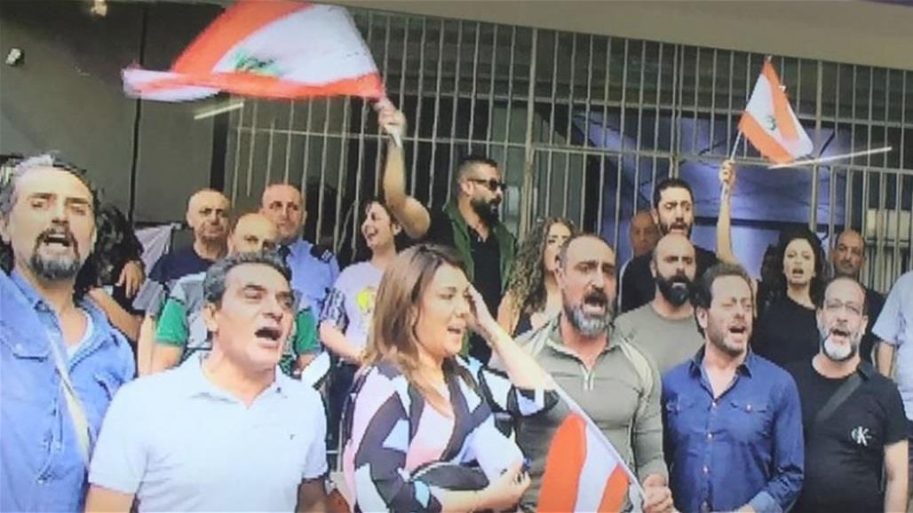 بالصور.. فنانون يعتصمون في مبنى "تلفزيون لبنان" لمنعه نقل التظاهرات