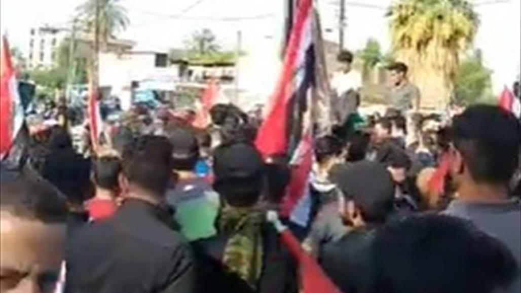 متظاهرو التحرير يسقطون الحواجز الكونكريتية على جسر الجمهورية