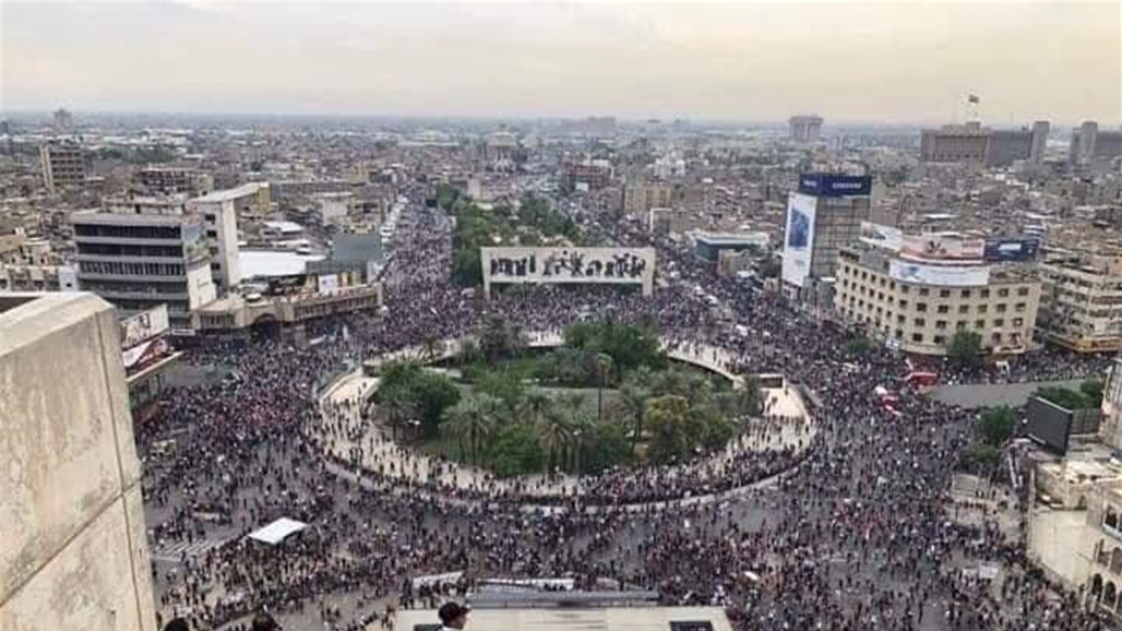 المتظاهرون ينصبون الخيام في ساحة التحرير