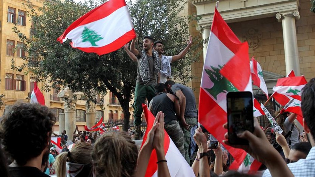 الجيش اللبناني يطلب من المتظاهرين فتح الطرق