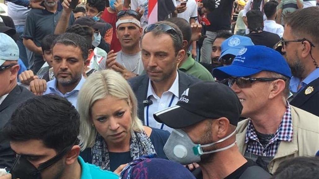بالصور.. ممثلة الأمم المتحدة تستقل الـ"تك تك" في ساحة التحرير 