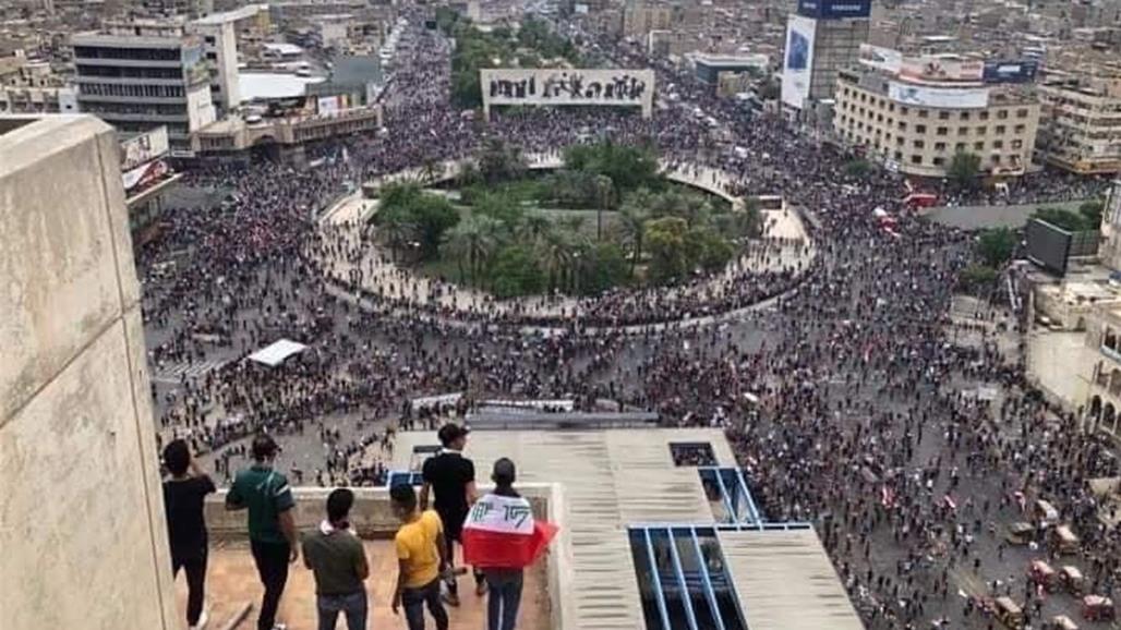 توافد المئات الى ساحة التحرير من مختلف مناطق بغداد