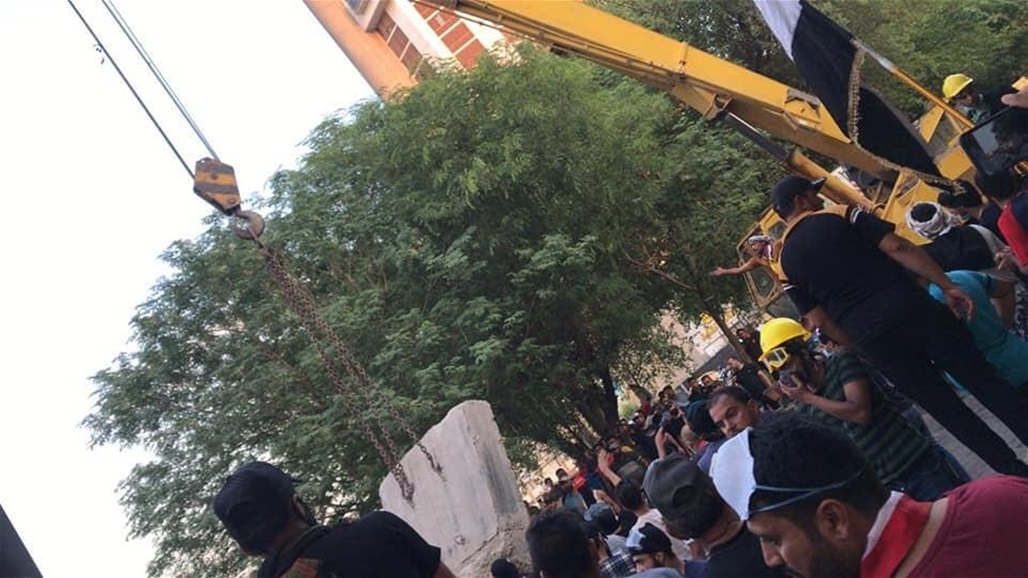 بعد اغلاقه عصر اليوم.. متظاهرون يفتحون طريق ابو نؤاس ويرفعون الكتل الكونكريتية