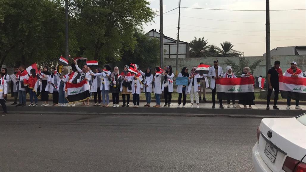 بالصور.. طلبة كلية طب الكندي ببغداد ينضمون للمتظاهرين 