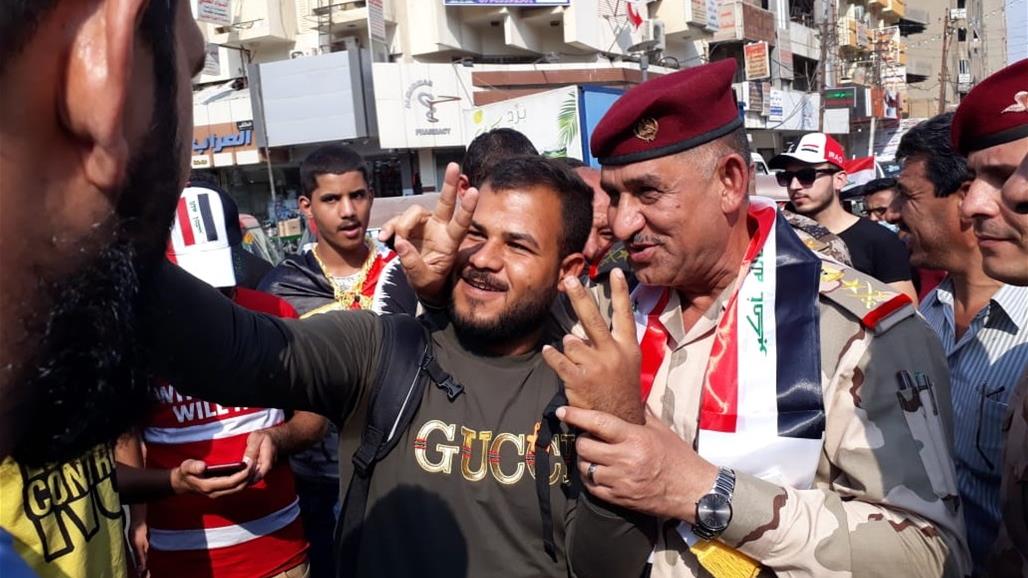  بالصور.. قائد عمليات بغداد يلتقي المتظاهرين "أنا كفيل بحمايتكم" 