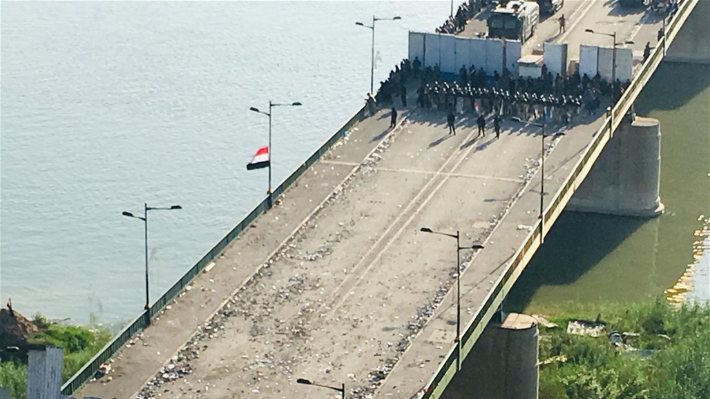 جازف بحياته لينقذ زميله.. ما فعله متظاهر على حافة جسر الجمهورية