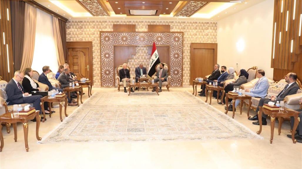 Halbousi and an American delegation review the political developments in the country