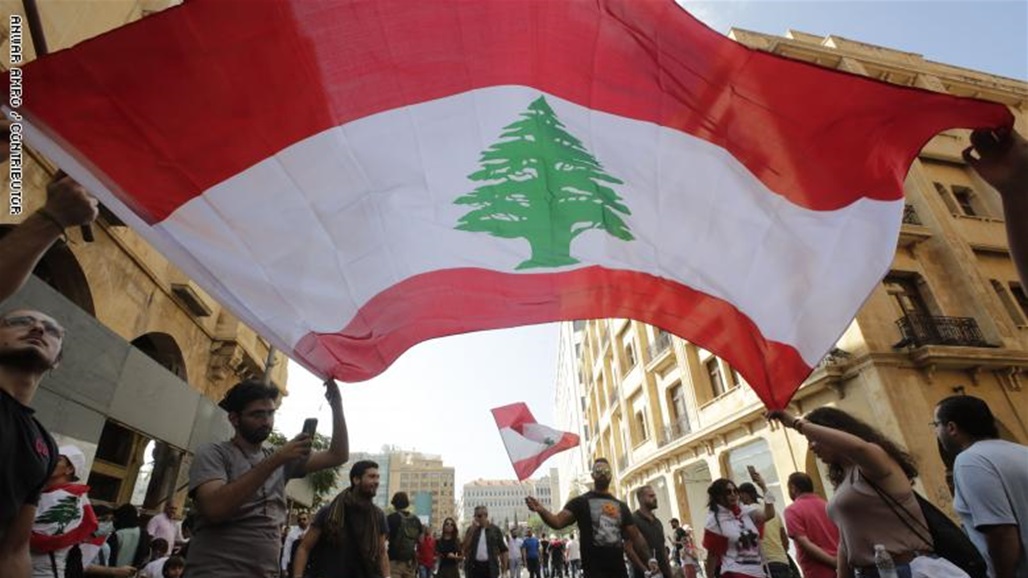 احتجاجات لبنان تتحول من إغلاق الشوارع إلى تعطيل المؤسسات