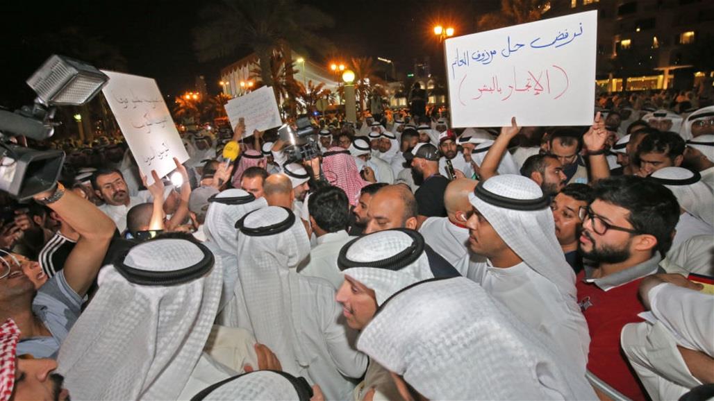 "ارحل.. ارحل"... مظاهرات ليلية في الكويت