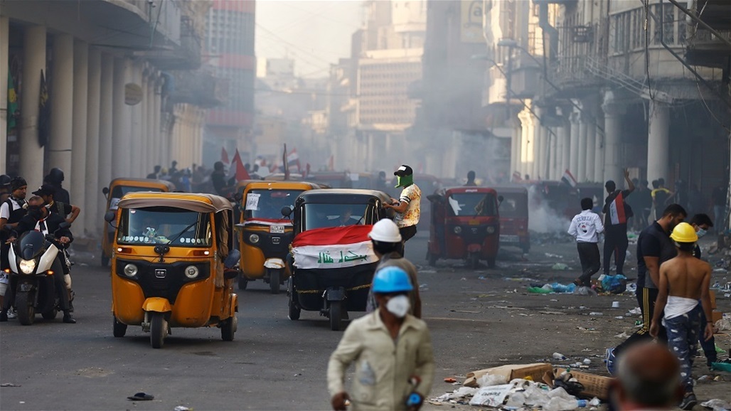 اطلاق القنابل المسيلة للدموع لابعاد المتظاهرين في شارع الرشيد