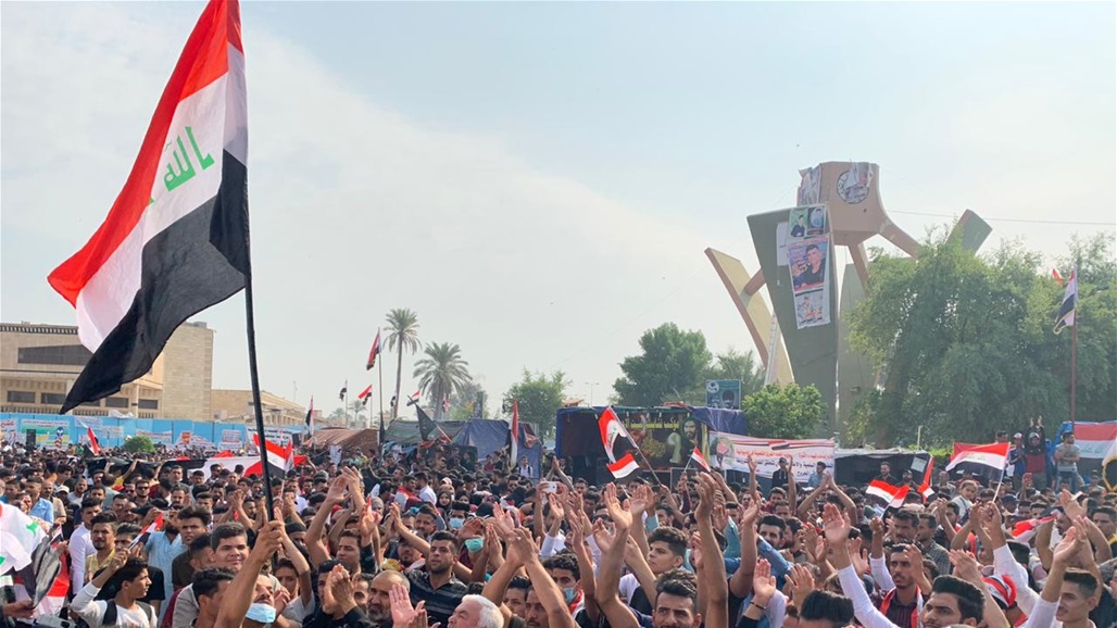 آلاف الطلبة والمعلمين يتظاهرون أمام مبنى محافظة الديوانية