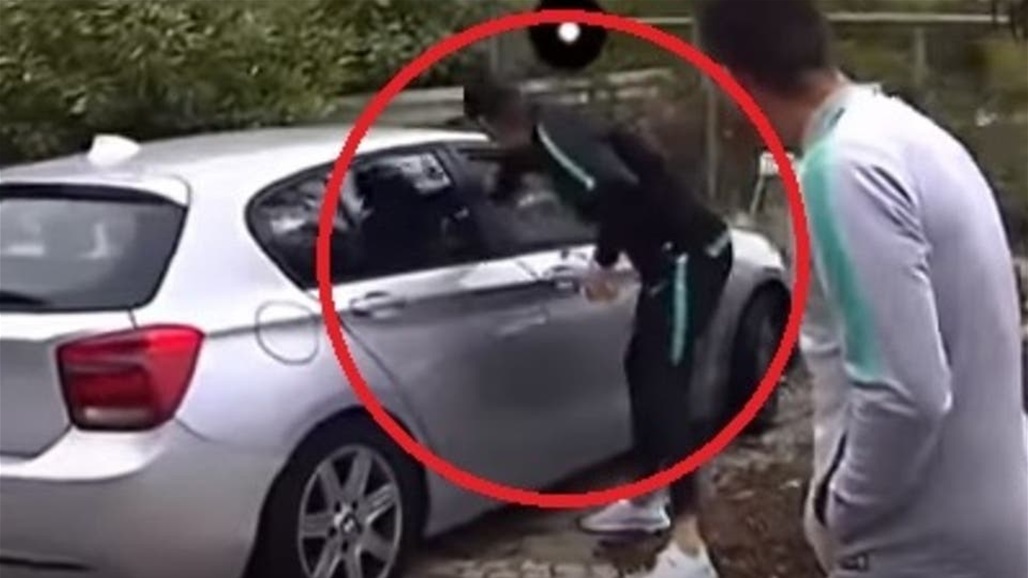 بالفيديو: كريستيانو رونالدو يحاول سرقة "جوال" معجبة