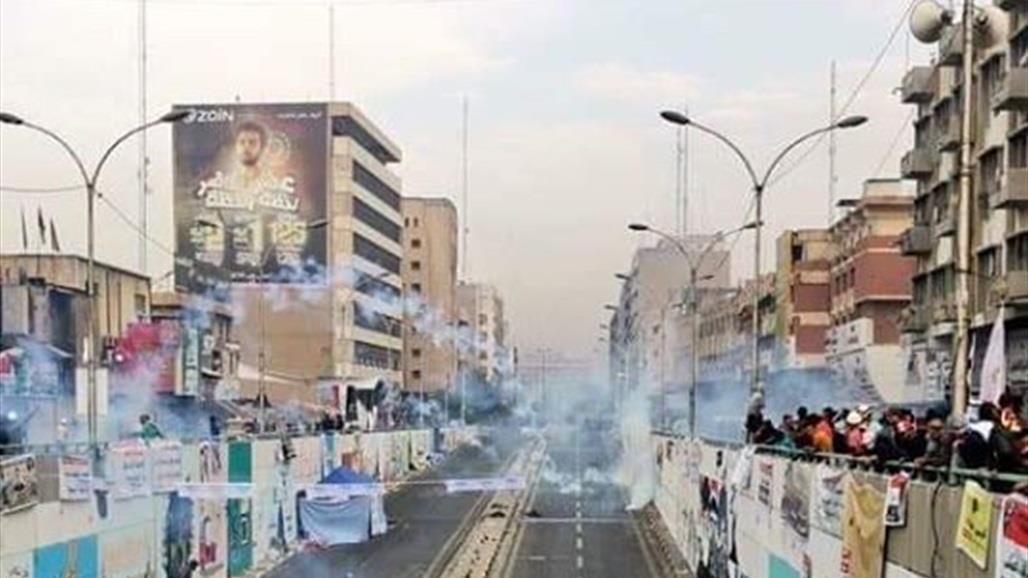 متظاهرون يسقطون كتلا كونكريتية في الخلاني ببغداد وسط ضرب القنابل الدخانية