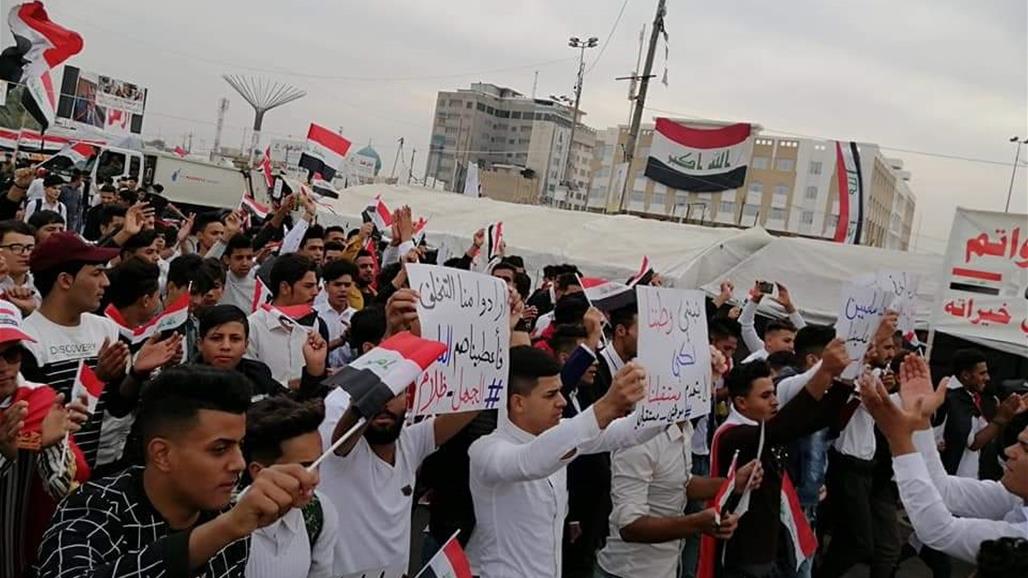  بالصور.. طلبة وموظفو النجف يتوجهون الى ساحات التظاهر 