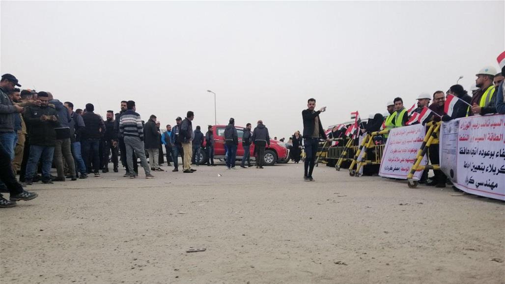 بالصور.. متظاهرون يقطعون طريق مصفى كربلاء ويمنعون موظفيه من الوصول