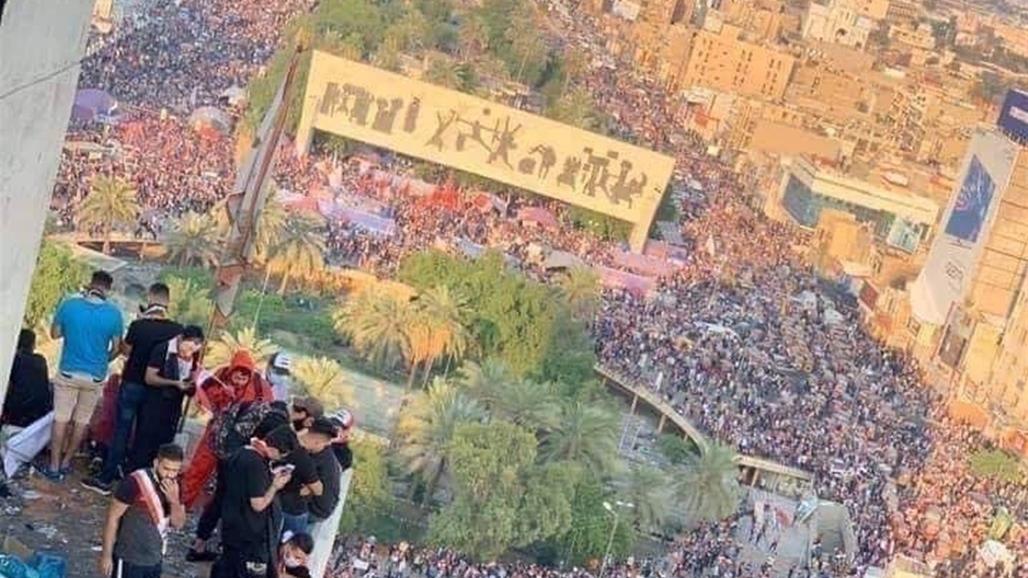 أهالي بغداد يتوافدون الى ساحة التحرير للمشاركة بالتظاهرات 