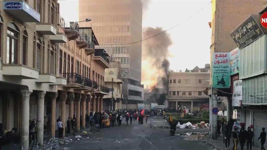 بالصور.. تعاون بين المتظاهرين والقوات الامنية لتنظيف الرشيد