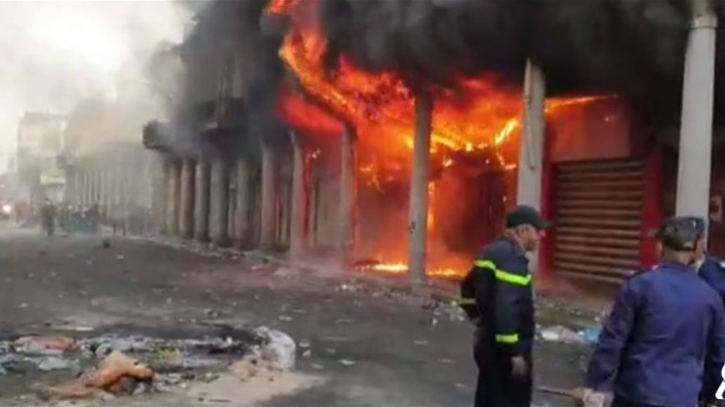 حريق في شارع الرشيد والدفاع المدني يواجه صعوبة باخماده