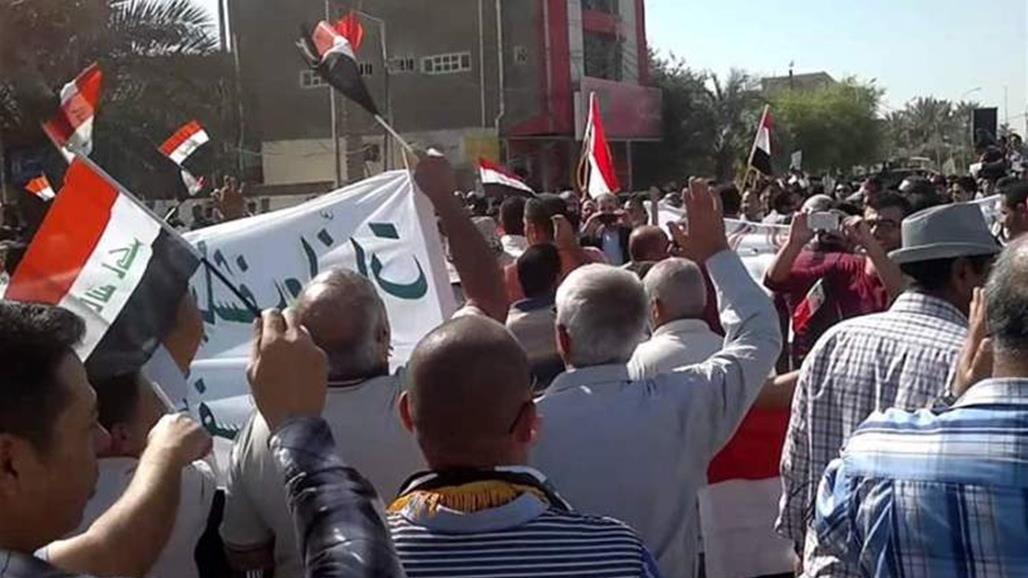 تقرير: عراقيون يمشون أربعة كيلومترات على الأقدام للوصول إلى مكان الاحتجاج
