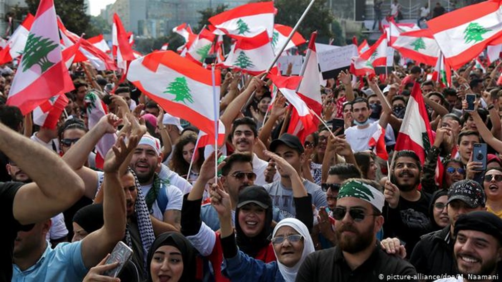 محتجون يقطعون جسراً وسط بيروت