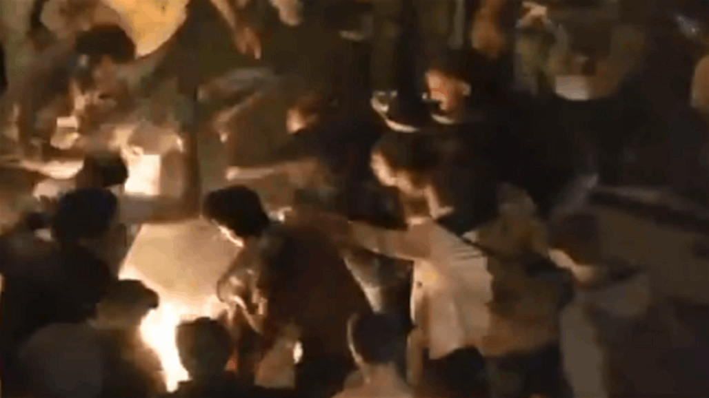 متظاهر لبناني يحرق نفسه بين الحشود في ساحة رياض الصلح